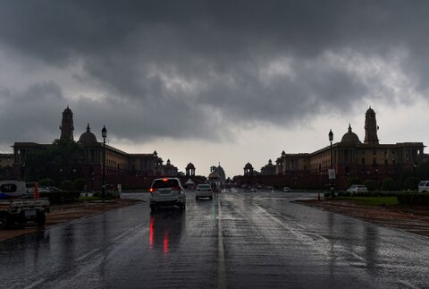 तस्वीरें: राजधानी दिल्ली में झमाझम बारिश, कहीं लगा जाम तो कहीं झूम उठे लोग