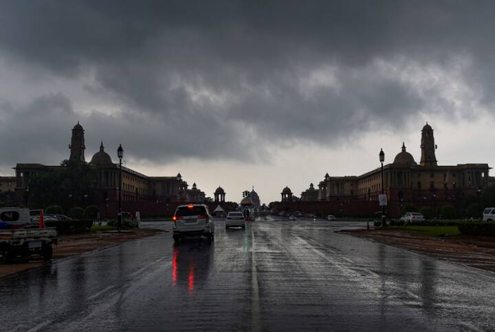 अरब सागर से उठी दक्षिण-पूर्वी हवाओं और बंगाल की खाड़ी से आने वाली पूर्वी हवाओं से भी इलाके में आर्द्रता बनी हुई है