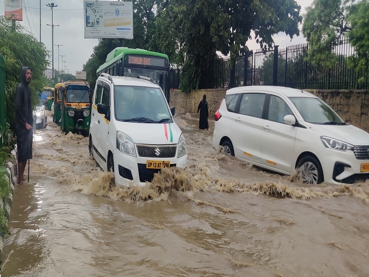 Delhi was submerged due to heavy rains since morning ANN दिल्ली में लगातार हो रही है भारी बारिश, कई इलाकों में लगा लंबा जाम
