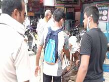 सड़क पर पड़े बीमार बुजुर्ग की किसी ने नहीं की मदद, एक युवक के प्रयास मौके पर पहुंची एंबुलेंस और पुलिस