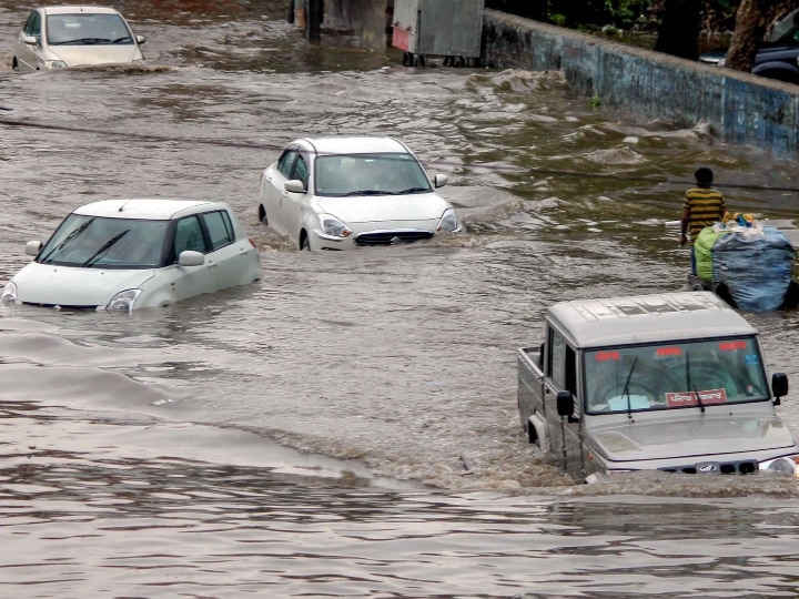 PHOTOS: दिल्ली-NCR में भारी बारिश, सड़कों पर डूबी नजर आई गाड़ियां, परेशान लोगों को 2016 की याद आई