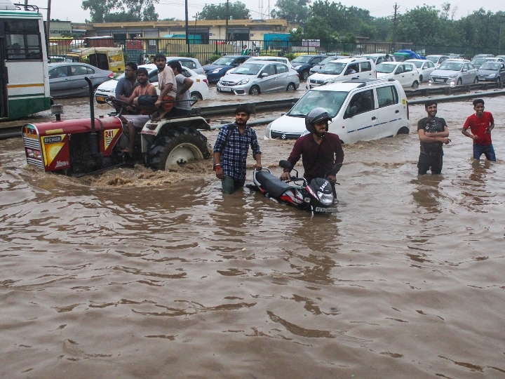 PHOTOS: दिल्ली-NCR में भारी बारिश, सड़कों पर डूबी नजर आई गाड़ियां, परेशान लोगों को 2016 की याद आई