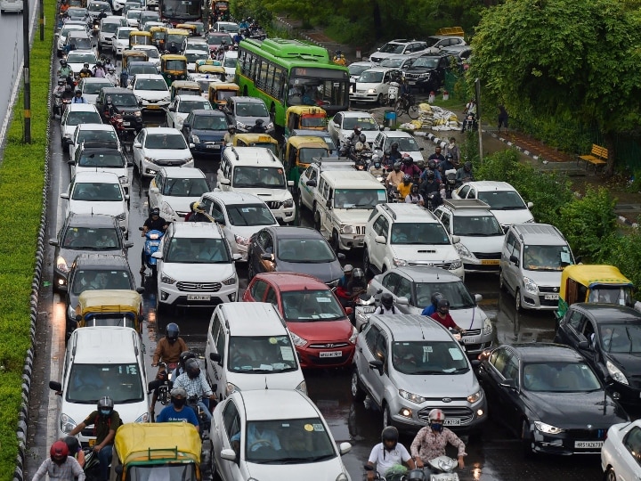 PHOTOS: दिल्ली-NCR में भारी बारिश, सड़कों पर डूबी नजर आई गाड़ियां, परेशान लोगों को 2016 की याद आई