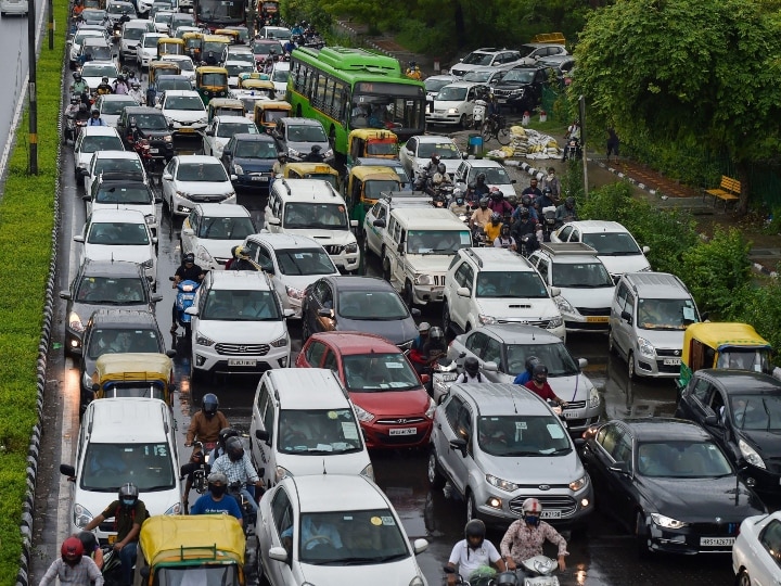 Delhi government launch drive to check high security number plate-color code stickers दिल्ली सरकार ने शुरू किया अभियान, हाई सिक्योरिटी नंबर प्लेट-कलर कोड स्टिकर की होगी जांच