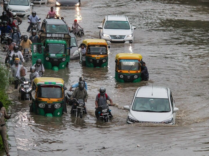 PHOTOS: दिल्ली-NCR में भारी बारिश, सड़कों पर डूबी नजर आई गाड़ियां, परेशान लोगों को 2016 की याद आई