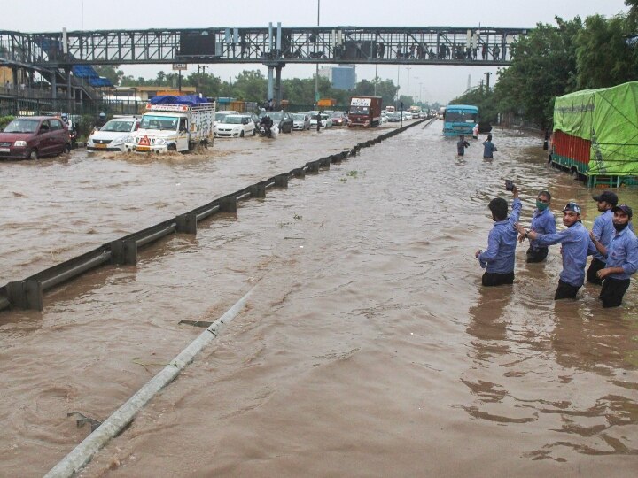 PHOTOS: दिल्ली-NCR में भारी बारिश, सड़कों पर डूबी नजर आई गाड़ियां, परेशान लोगों को 2016 की याद आई