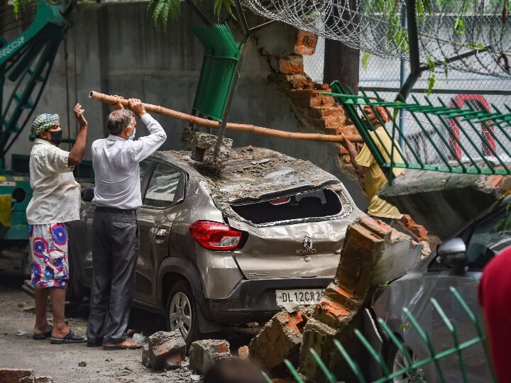 PHOTOS: दिल्ली-NCR में भारी बारिश, सड़कों पर डूबी नजर आई गाड़ियां, परेशान लोगों को 2016 की याद आई