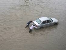 PHOTOS: दिल्ली-NCR में भारी बारिश, सड़कों पर डूबी नजर आई गाड़ियां, परेशान लोगों को 2016 की याद आई