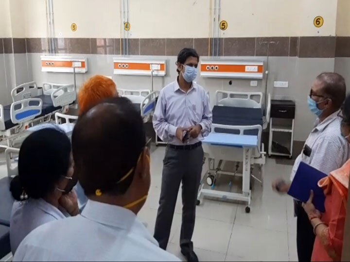 DM Pulkit Khare conducted surprise inspection of the covid Hospital in Pilibhit Uttar Pradesh ann पीलीभीत: डीएम ने कोविड एल 2 अस्पताल का किया औचक निरीक्षण, सीएमओ और सीएमएस को दिए निर्देश