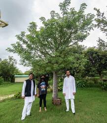 तस्वीरें: अखिलेश यादव के साथ इटावा के सफारी पार्क घूमने पहुंचे तेज प्रताप यादव