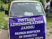 जम्मू: कोरोना संक्रमण को रोकने के लिए अनोखी मुहिम, लोगों के घरों तक डोमिसाइल सर्टिफिकेट पहुंचा रहा है प्रशासन