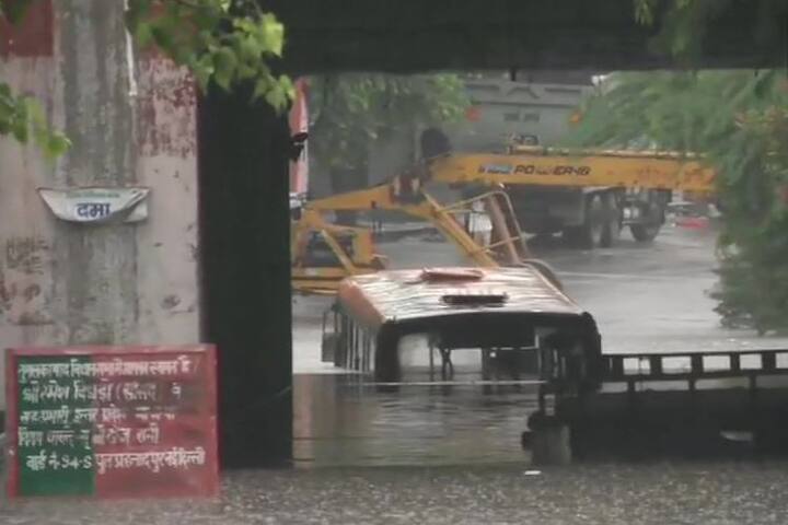 दिल्ली, नोएडा और गुरुग्राम में लगातार हो रही बारिश से प्रशासन की पोल खुल गई है. कई मुख्य इलाकों में भारी जलजमाव हो गया और यातायात ठहर गया है. सड़कों पर पानी की वजह से कई वाहन फंसे हैं और पुलिस कर्मी उन्हें हटाते देखे गए ताकि यातायात चल सके.