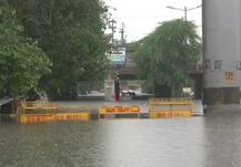 Delhi-NCR Rains: बारिश से बेहाल हुई राजधानी दिल्ली, सड़कों पर जलजमाव से लगा जाम | तस्वीरें