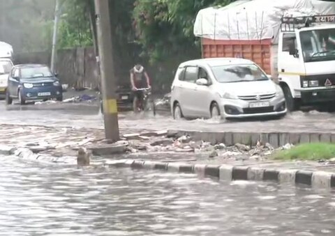 Delhi-NCR Rains: बारिश से बेहाल हुई राजधानी दिल्ली, सड़कों पर जलजमाव से लगा जाम | तस्वीरें