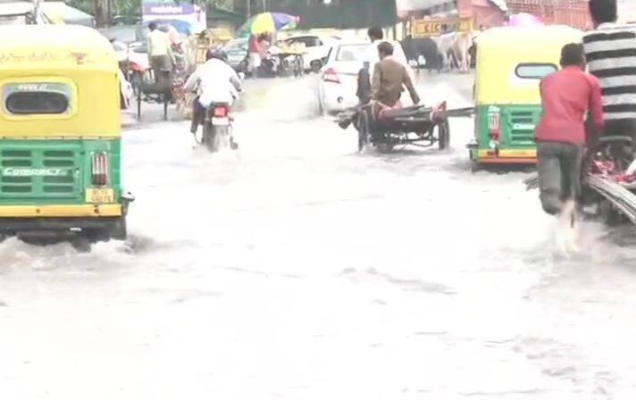 मौसम विभाग के मुताबिक गुरुवार तक मॉनसून की अक्षरेखा दिल्ली-एनसीआर के करीब बनी हुई है.