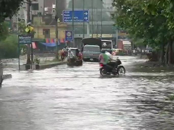 अरब सागर से उठी दक्षिण-पूर्वी हवाओं और बंगाल की खाड़ी से आने वाली पूर्वी हवाओं से भी इलाके में आर्द्रता बनी हुई है.