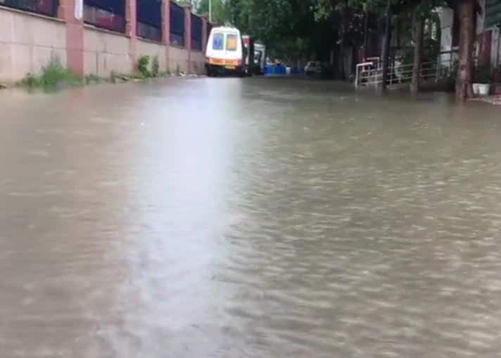 जून से लेकर अब तक दिल्ली में (सफदरजंग वेधशाला के मुताबिक) कुल 457.8 मिमी बारिश दर्ज की जो सामान्य बारिश 433.2 मिमी से छह फीसदी अधिक है.