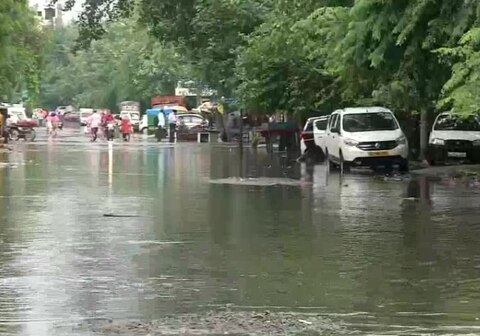 Delhi-NCR Rains: बारिश से बेहाल हुई राजधानी दिल्ली, सड़कों पर जलजमाव से लगा जाम | तस्वीरें
