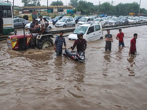 Delhi-NCR Rains: बारिश से बेहाल हुई राजधानी दिल्ली, सड़कों पर जलजमाव से लगा जाम | तस्वीरें Delhi-NCR Rains: बारिश से बेहाल हुई राजधानी दिल्ली, सड़कों पर जलजमाव से लगा जाम | तस्वीरें