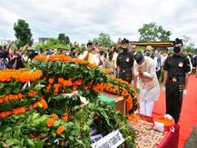 उत्तराखंडः शहीद राजेंद्र सिंह नेगी के अंतिम दर्शन में उमड़ी भीड़, CM रावत ने भी दी श्रद्धांजलि