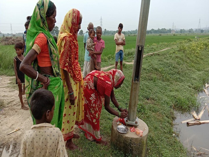 The impact of the news: 3 years later, electricity reached the homes of this village of Bihar, rural women worshiped ann खबर का असर:  3 साल बाद बिहार के इस गांव के घरों में पहुंची बिजली, ग्रामीण महिलाओं ने की पूजा