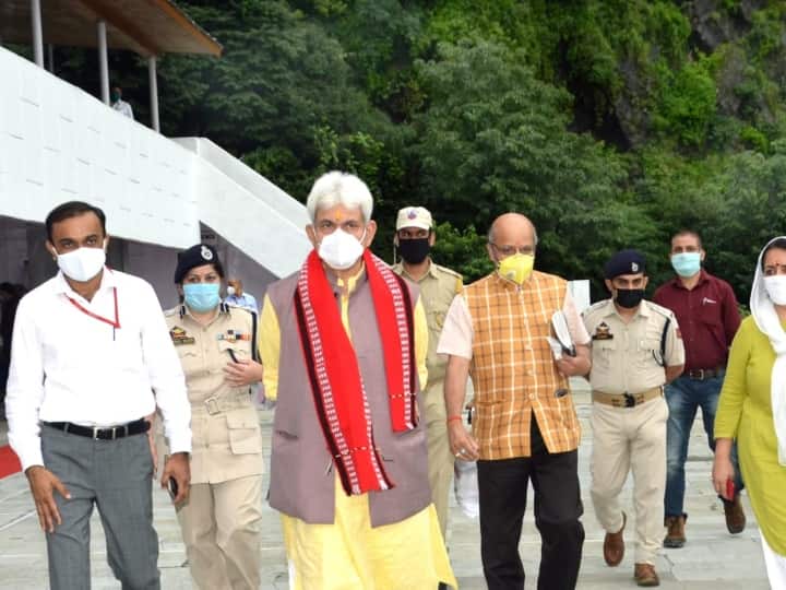 जम्मू-कश्मीर: उपराज्यपाल मनोज सिन्हा ने माता वैष्णो देवी मंदिर में किए दर्शन, तैयारियों का लिया जायजा
