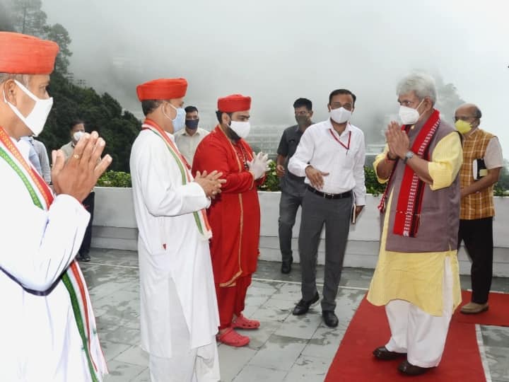 जम्मू-कश्मीर: उपराज्यपाल मनोज सिन्हा ने माता वैष्णो देवी मंदिर में किए दर्शन, तैयारियों का लिया जायजा