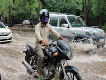 देश के कई शहरों में हो रही है भारी बारिश, वाहन चलाते समय इन बातों का रखें ध्यान