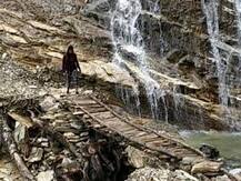 उत्तराखंड: मुनस्यारी से हरकोट जाने वाली सड़क तबाह, जान जोखिम में डालकर आवाजाही कर रहे हैं लोग