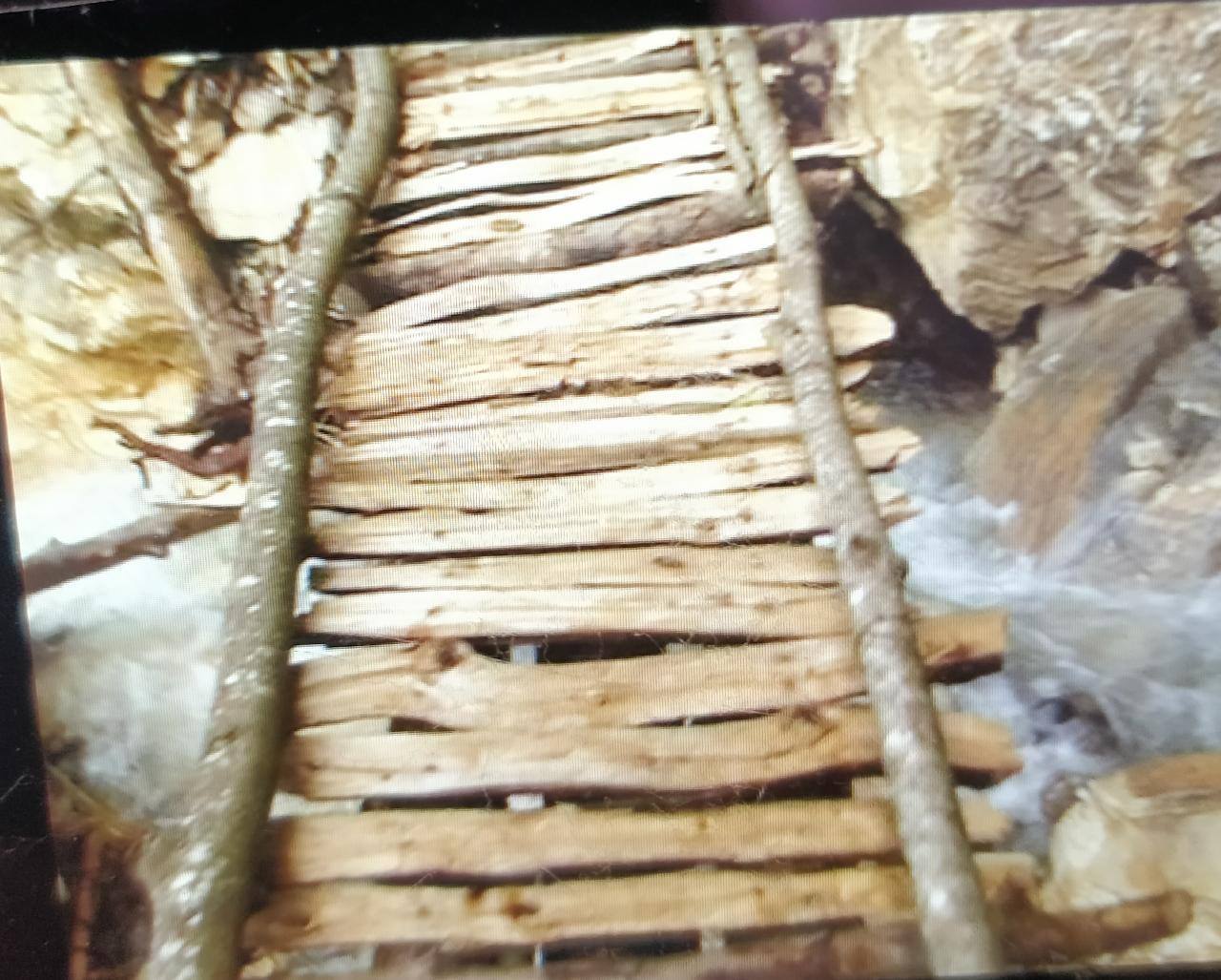 उत्तराखंड: मुनस्यारी से हरकोट जाने वाली सड़क तबाह, जान जोखिम में डालकर आवाजाही कर रहे हैं लोग