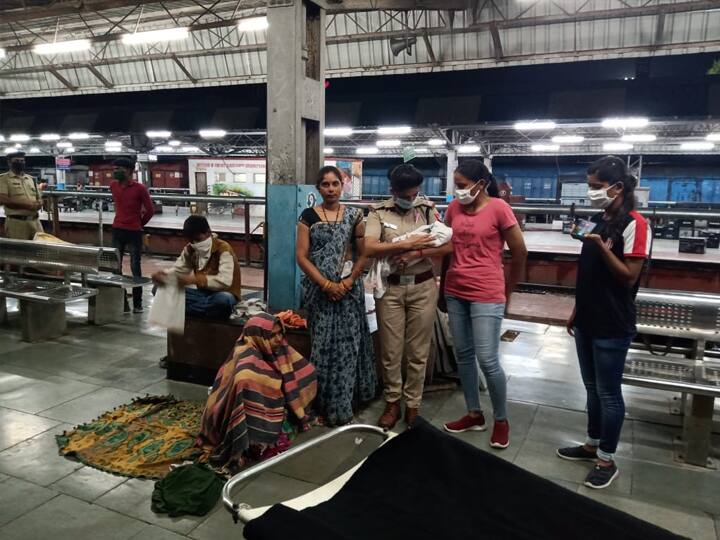 Lady Delievery in Train in Jhansi with the help of Railway Sub Inspector ANN झांसीः ट्रेन में हुआ बच्चे का जन्म, महिला इंस्पेक्टर ने करवाई डिलिवरी, चारों ओर चर्चा