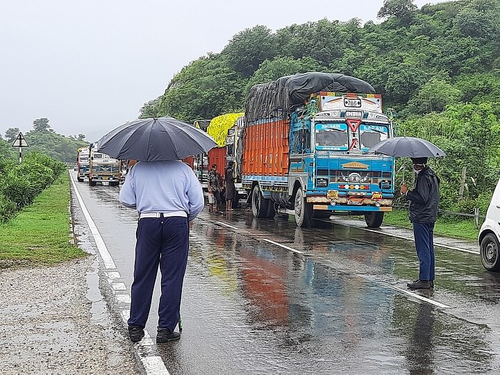 बारिश के चलते जम्मू-श्रीनगर राष्ट्रीय राजमार्ग बंद, 3000 गांड़ियां फंसी, चट्टान गिरने से एक शख्स की मौत
