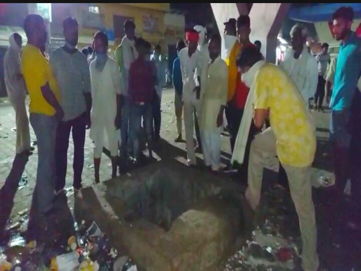 Man Died by Falling in Main Hall on Road in Ferozabad फिरोजाबादः नगर निगम की अवॉर्ड मिलने के एक दिन बाद ही सामने आई लापरवाही, मेनहॉल में गिरने से गई एक की जान