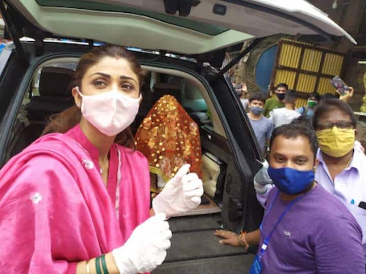इस दौरान शिल्पा शेट्टी मांग में सिंदूर भरे ट्रेडिशनल लुक में दिखाई दीं. बता दें कि शिल्पा खुद गाड़ी से बप्पा को अपने घर लेकर आईं.  (सभी तस्वीरें- मानव मंगलानी)