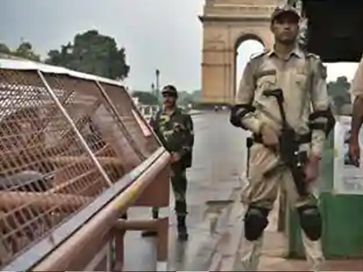 Delhi Police arrest Suspected ISIS Operative In Delhi Was Plotting Attack दिल्ली में आतंकी पकड़े जाने पर नोएडा में अलर्ट, यूपी में कई जगह हो रही छापेमारी