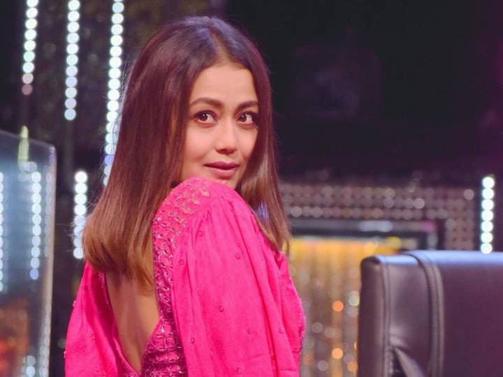 Neha Kakkar Sing pawan singh song tu lagawe lu jab lipistic on live performance video viral VIDEO: नेहा कक्कड़ ने लाइव मंच पर गाया 'लॉलीपोप लागेलू' सॉन्ग, वीडियो हुआ वायरल