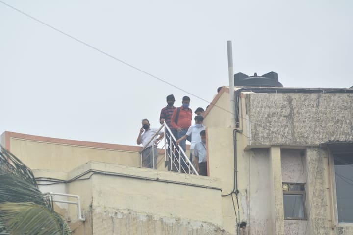 एक अधिकारी ने बताया कि राजपूत के फ्लैट में सीबीआई की टीम फोरेंसिक विशेषज्ञों के साथ मिल कर अपराध के घटनाक्रम तैयार करेगी, जहां वह 14 जून को लटकते पाए गए थे. (Photo Credit: Manav Manglani)