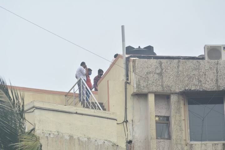 केंद्रीय एजेंसी की टीम और फोरेंसिक विशेषज्ञ दोपहर ढाई बजे मों ब्लां अपार्टमेंट पहुंचे. (Photo Credit: Manav Manglani)