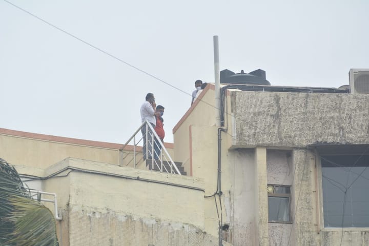 सुशांत सिंह राजपूत की मौत के सिलसिले में सीबीआई की टीम ने सीन ऑफ क्राइम रिक्रिएट किया है. (Photo Credit: Manav Manglani)