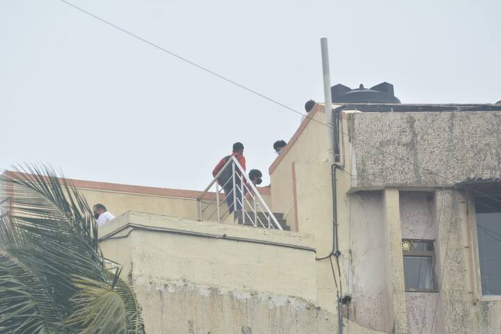 इस काम को अंजाम देने के लिए सीबीआई की टीम सभी साजो सामान लेकर पहुंची. इस दौरान सीबीआई की टीम ने मुंबई पुलिस को बाहर खड़े रहने को कहा है. (Photo Credit: Manav Manglani)