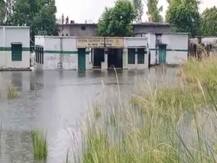 गोरखपुर: बरसात के पानी से कई गांवों में बाढ़ जैसे हालात, सैकड़ों एकड़ में फसल बर्बाद