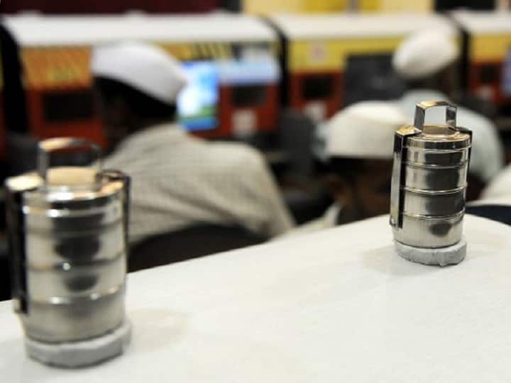 रोजगार ठप होने से परेशान मुंबई में डब्बे वालों की सरकार से मांग, लोकल ट्रेन शुरू करें या फिर ₹3000 महीने दें अनुदान