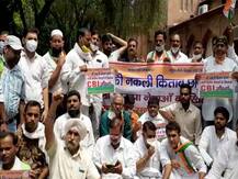 मेरठ: NCERT बुक घोटाले को लेकर सपा के बाद कांग्रेस भी मैदान में कूदी, कमिश्नर कार्यालय के बाहर किया प्रदर्शन