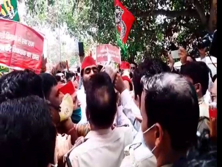 In meerut SP activists protest against BJP over fake NCERT books ANN मेरठ : NCERT की नकली किताबों को लेकर समाजवादी पार्टी कार्यकर्ताओं का बीजेपी के खिलाफ प्रदर्शन