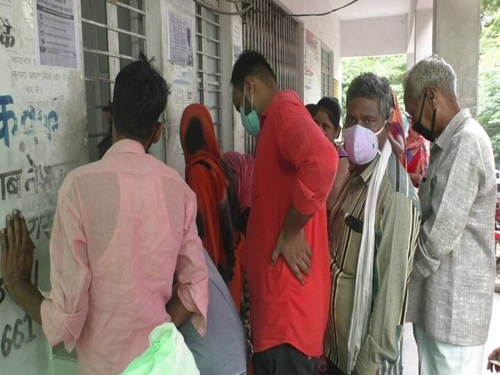 जालौन: बिजली बिल जमा कराने के लिए लग रही है सैकड़ों की भीड़, सोशल डिस्टेेंसिंग की उड़ रही धज्जियां