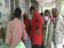 जालौन: बिजली बिल जमा कराने के लिए लग रही है सैकड़ों की भीड़, सोशल डिस्टेेंसिंग की उड़ रही धज्जियां