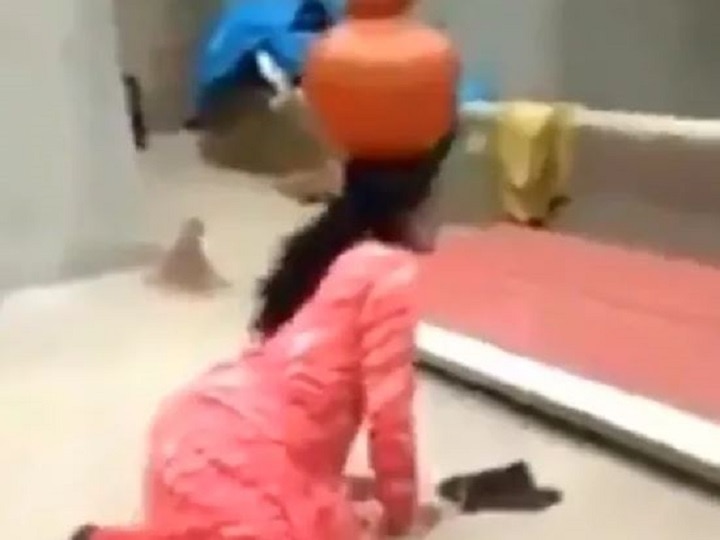 Inspiring: Disabled woman seen carrying water in a pot, viral video Inspiring: मटके में पानी ले जाते दिखीं दिव्यांग महिला, वीडियो देख रह जाएंगे हैरान