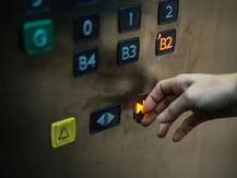 मेरठ: एक घंटे तक लिफ्ट में फंसा रहा बच्चा, चीखने-चिल्लाने पर भी किसी ने नहीं सुनी आवाज, फिर ये हुआ