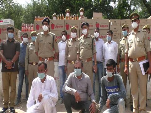 जालौन: फल की 500 पेटियों में छिपाकर लायी जा रही लाखों की शराब, तीन गिरफ्तार जालौन: फल की 500 पेटियों में छिपाकर लायी जा रही लाखों की शराब, तीन गिरफ्तार