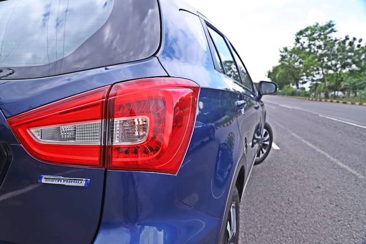 मारुति ने इसका मुकाबला कैसे किया? एकमात्र 1.5 लीटर पेट्रोल इंजन विकल्प के साथ अपने सबसे प्रीमियम क्रॉसओवर को फिर से लॉन्च करके. S-Cross अब एक ऑटोमैटिक ऑप्शन के साथ आ रही है. S-Cross एक क्रॉसओवर है और वास्तव में एक पेट्रोल इंजन के लिए ज्यादा यूजफुल है. पेट्रोल इंजन 1.5l मोटर है जो 105 बीएचपी और 138Nm बनाता है. यह अपने 1.3l डीजल के साथ पुराने S-Cross के मुकाबले बहुत अधिक शक्तिशाली है. इस इंजन के साथ दूसरी मारुति कारों की तरह ही एस-क्रॉस पेट्रोल में स्मार्ट हाइब्रिड सिस्टम मिलता है जो इफिशिएंसी बढ़ाता है और टॉर्क असिस्ट प्रोवाइड करता है.